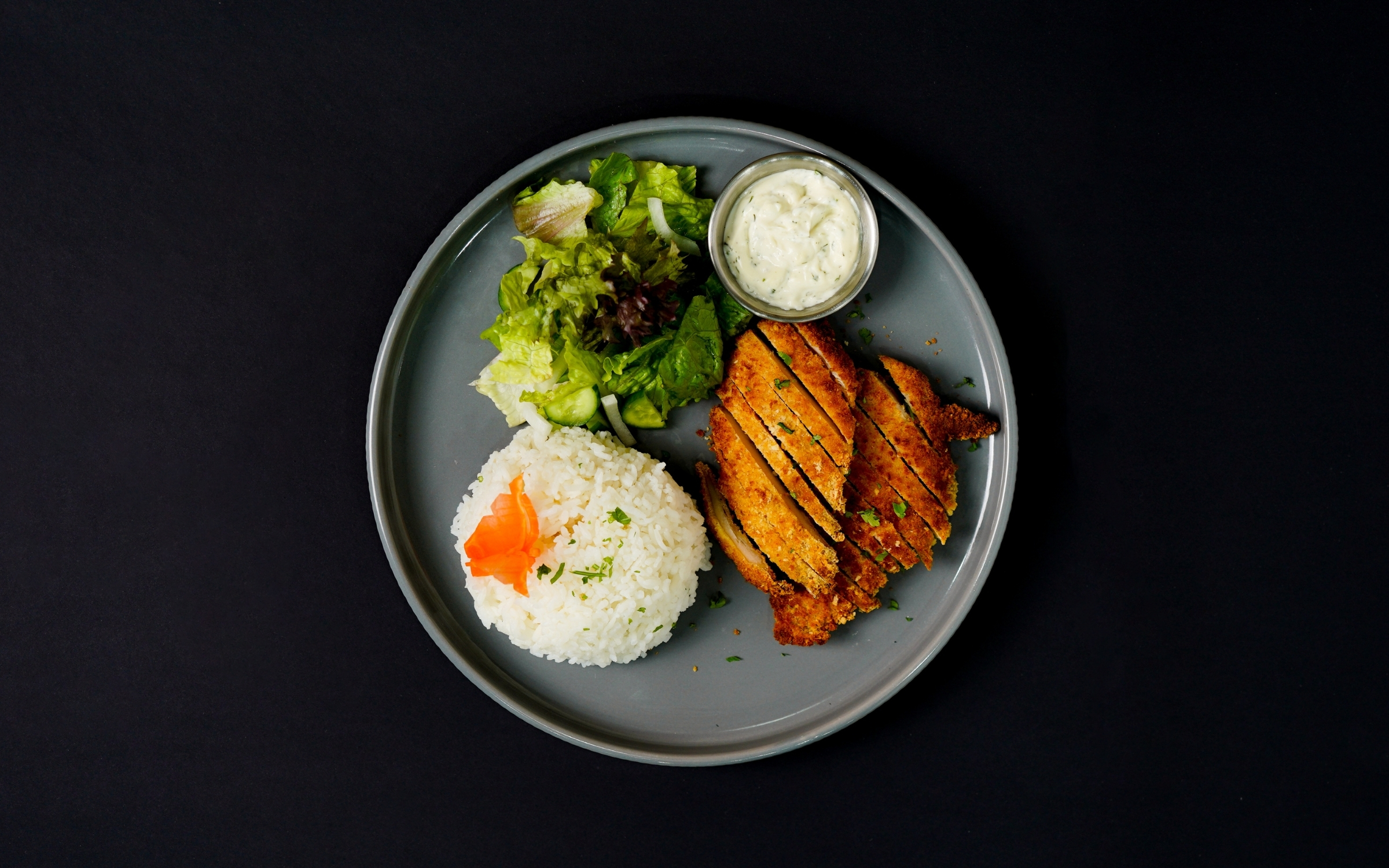 Breaded chicken with rice and salad